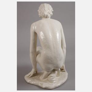 Hockender weiblicher Akt