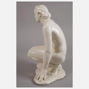 Hockender weiblicher Akt