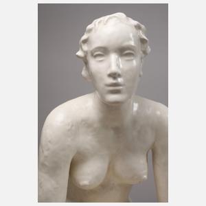 Hockender weiblicher Akt