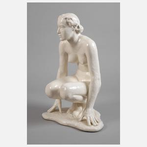 Hockender weiblicher Akt