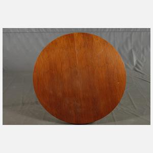 Tisch und sechs Stühle