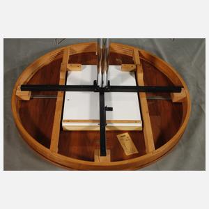 Tisch und sechs Stühle