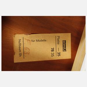 Tisch und sechs Stühle