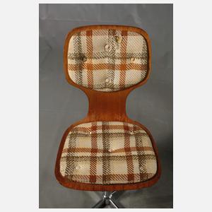 Tisch und sechs Stühle