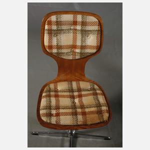 Tisch und sechs Stühle