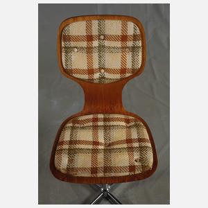 Tisch und sechs Stühle