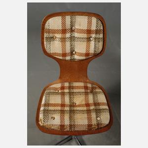 Tisch und sechs Stühle