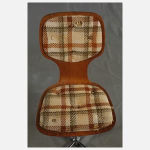 Tisch und sechs Stühle