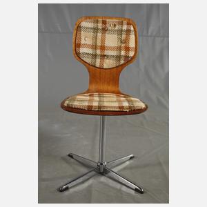 Tisch und sechs Stühle