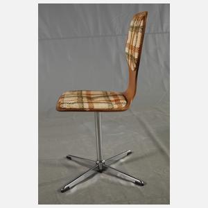 Tisch und sechs Stühle