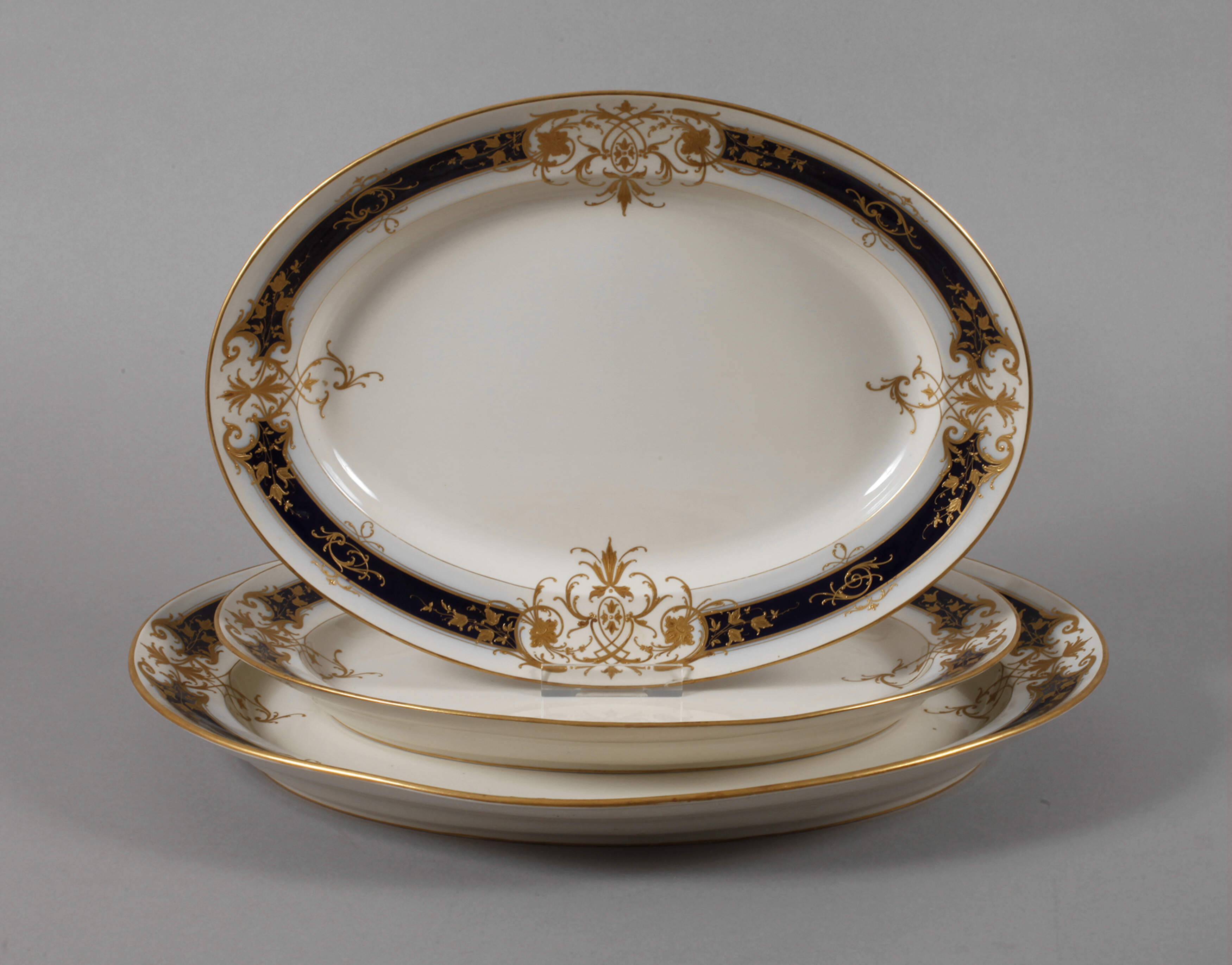 KPM Berlin drei große Vorlegeplatten Reliefgold