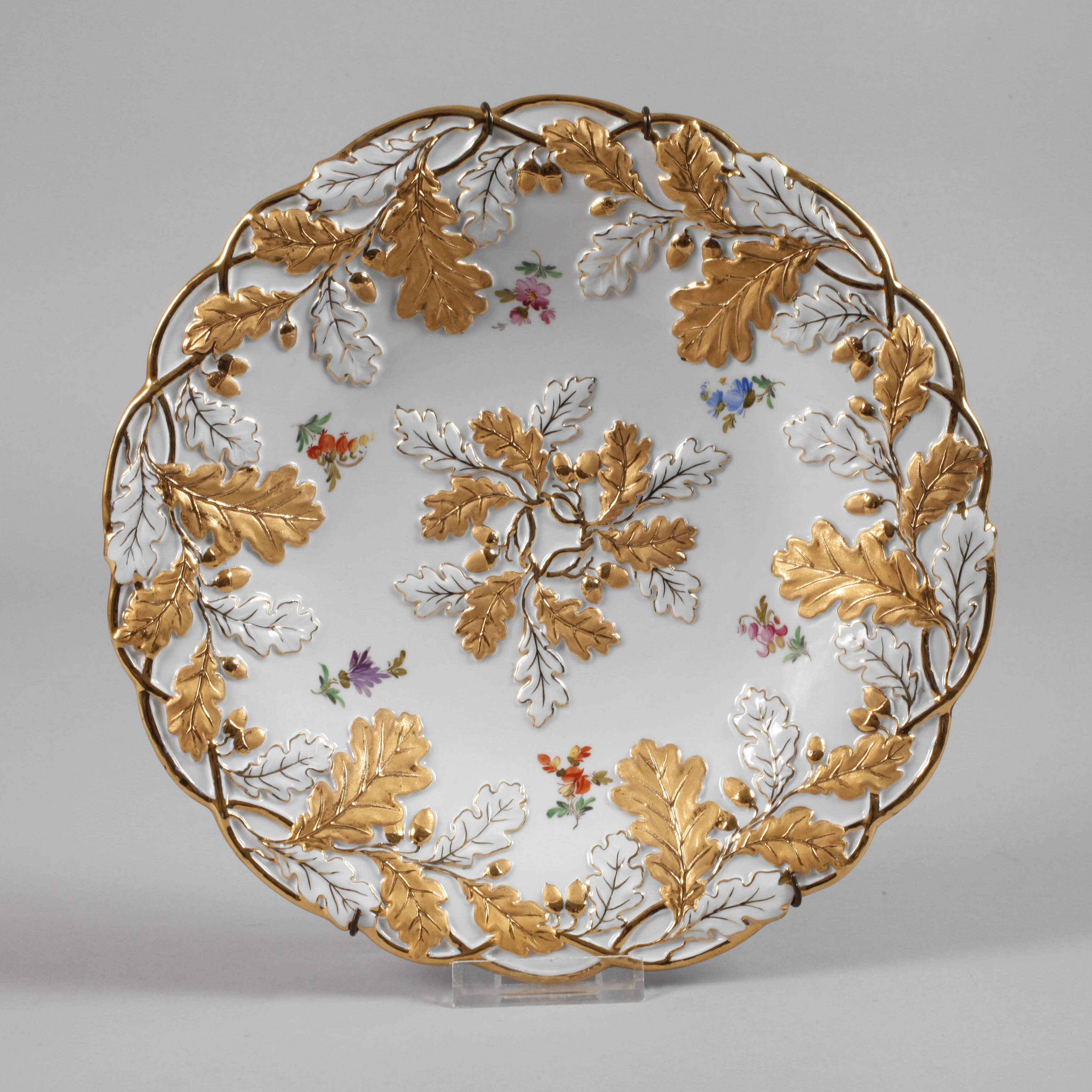 Meissen Prunkteller Streublümchendekor