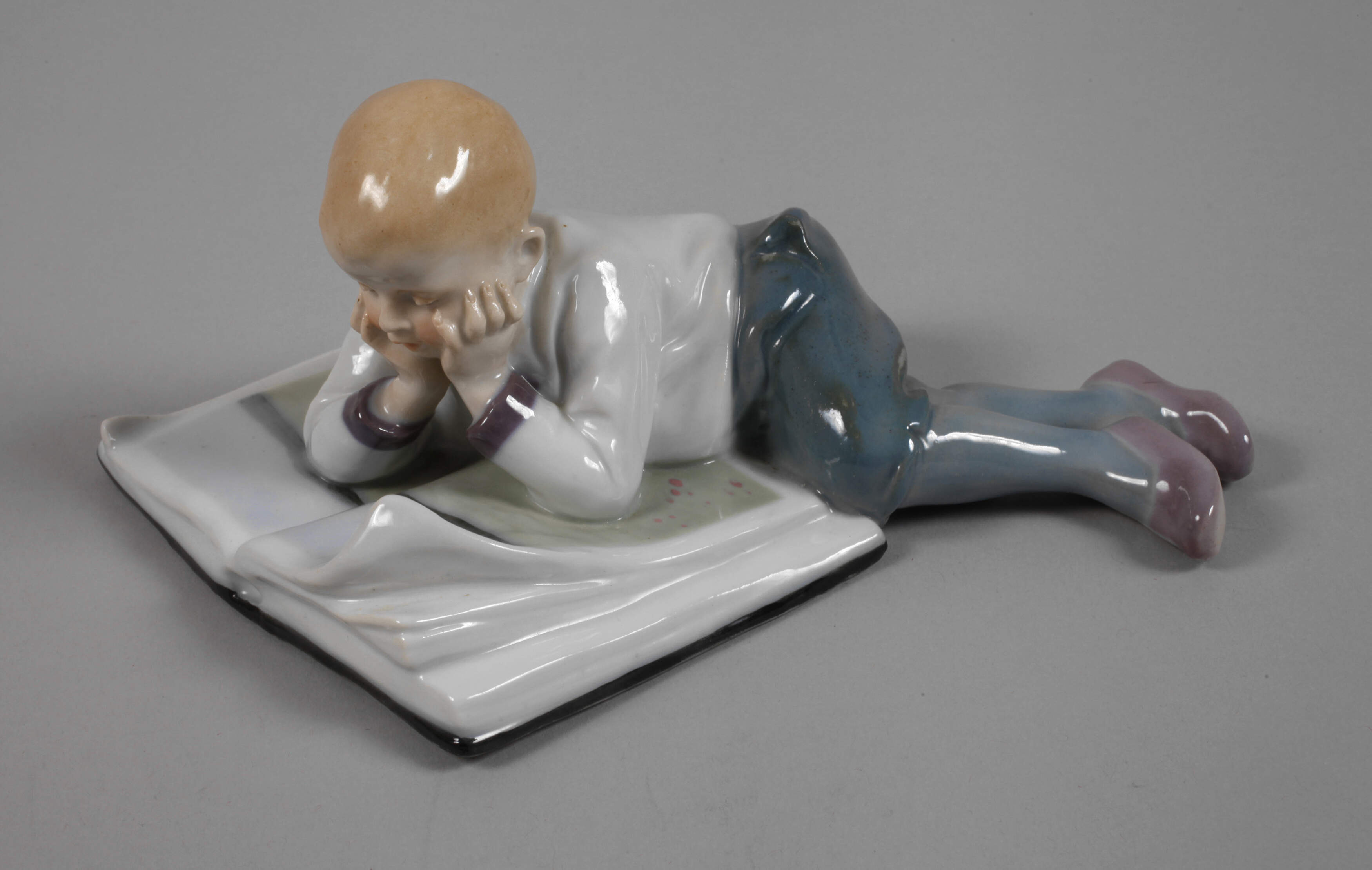 Rudolstadt-Volkstedt Knabe mit Bilderbuch