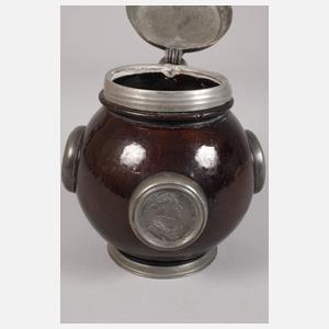 Medaillenkrug mit Zinnmontierung