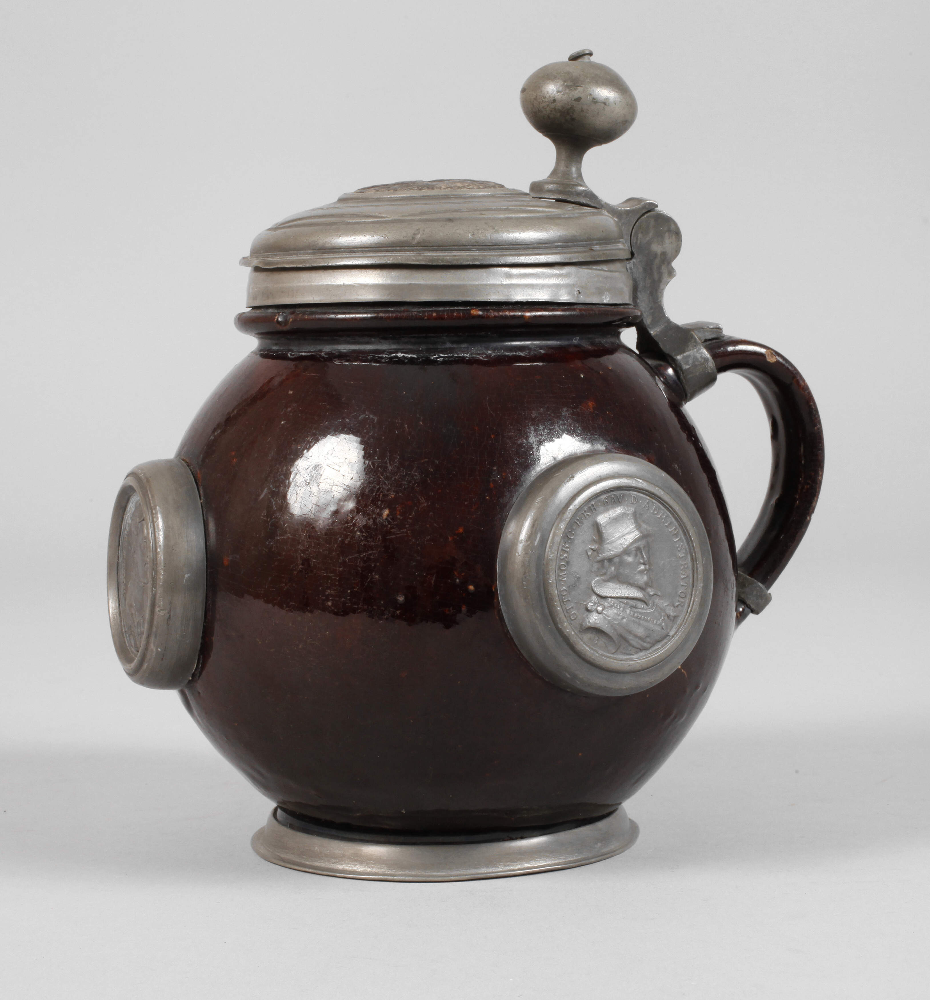 Medaillenkrug mit Zinnmontierung