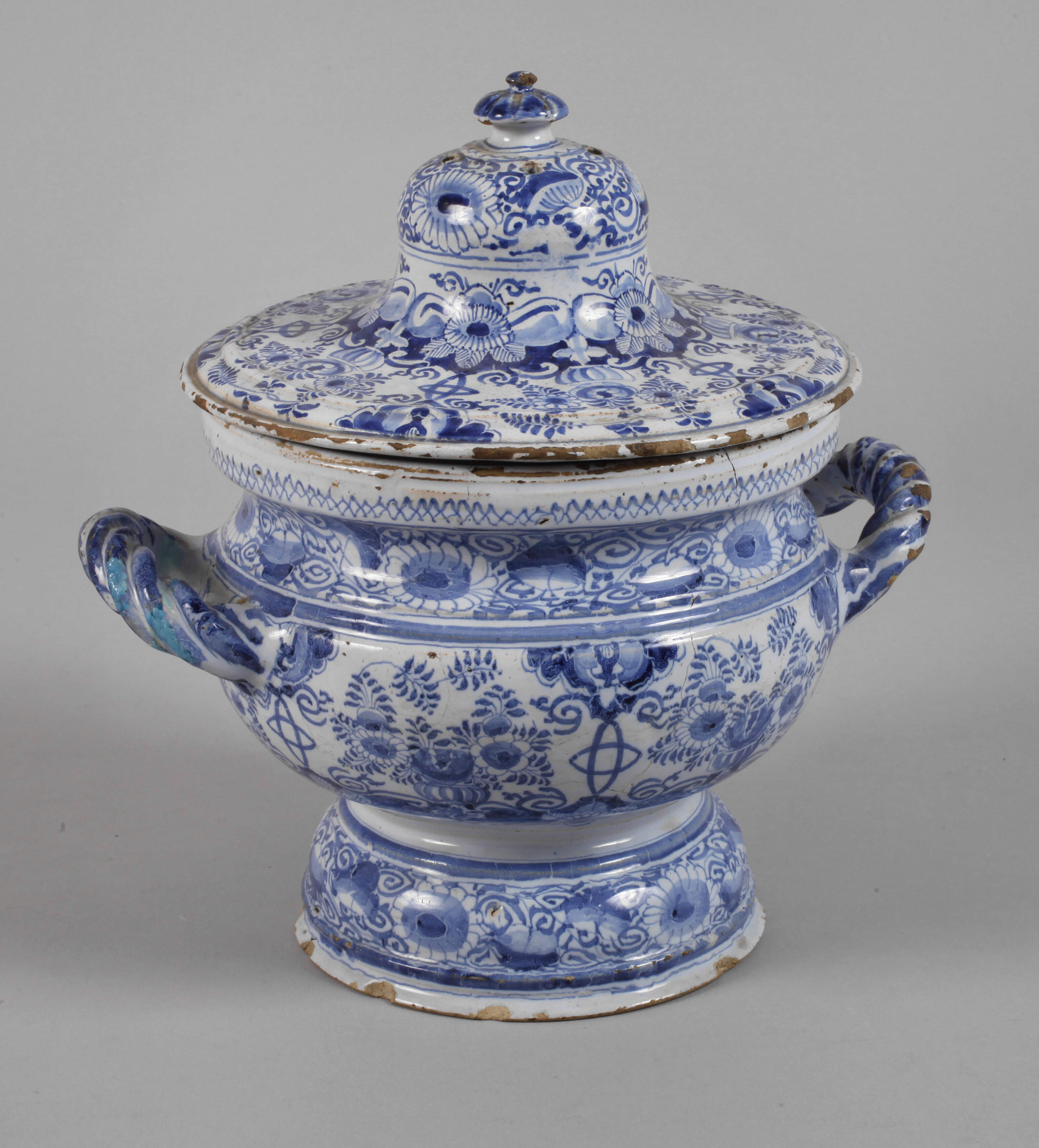 Barocke Fayence-Terrine