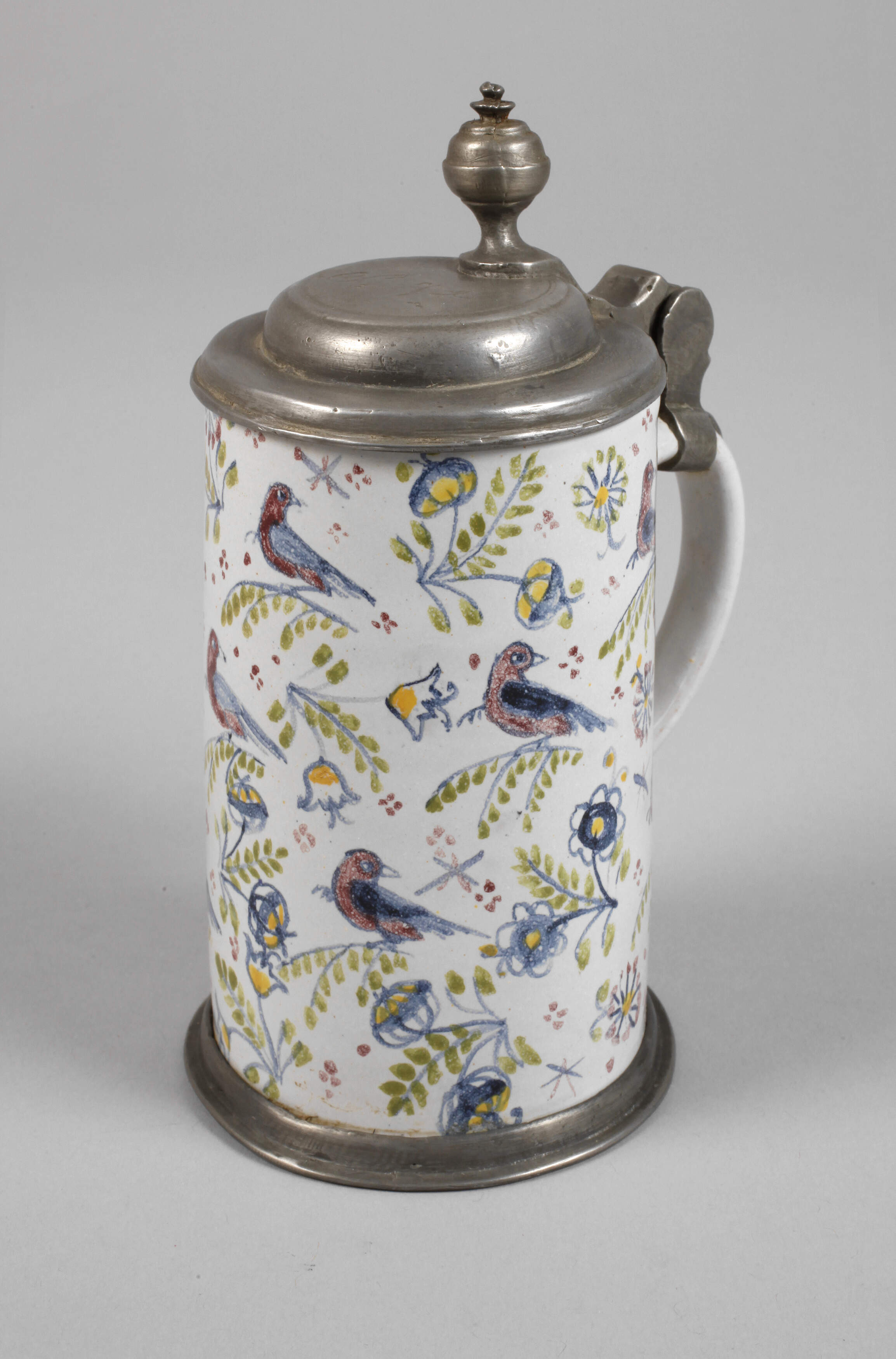 Kleiner Fayencewalzenkrug mit Vögelesdekor