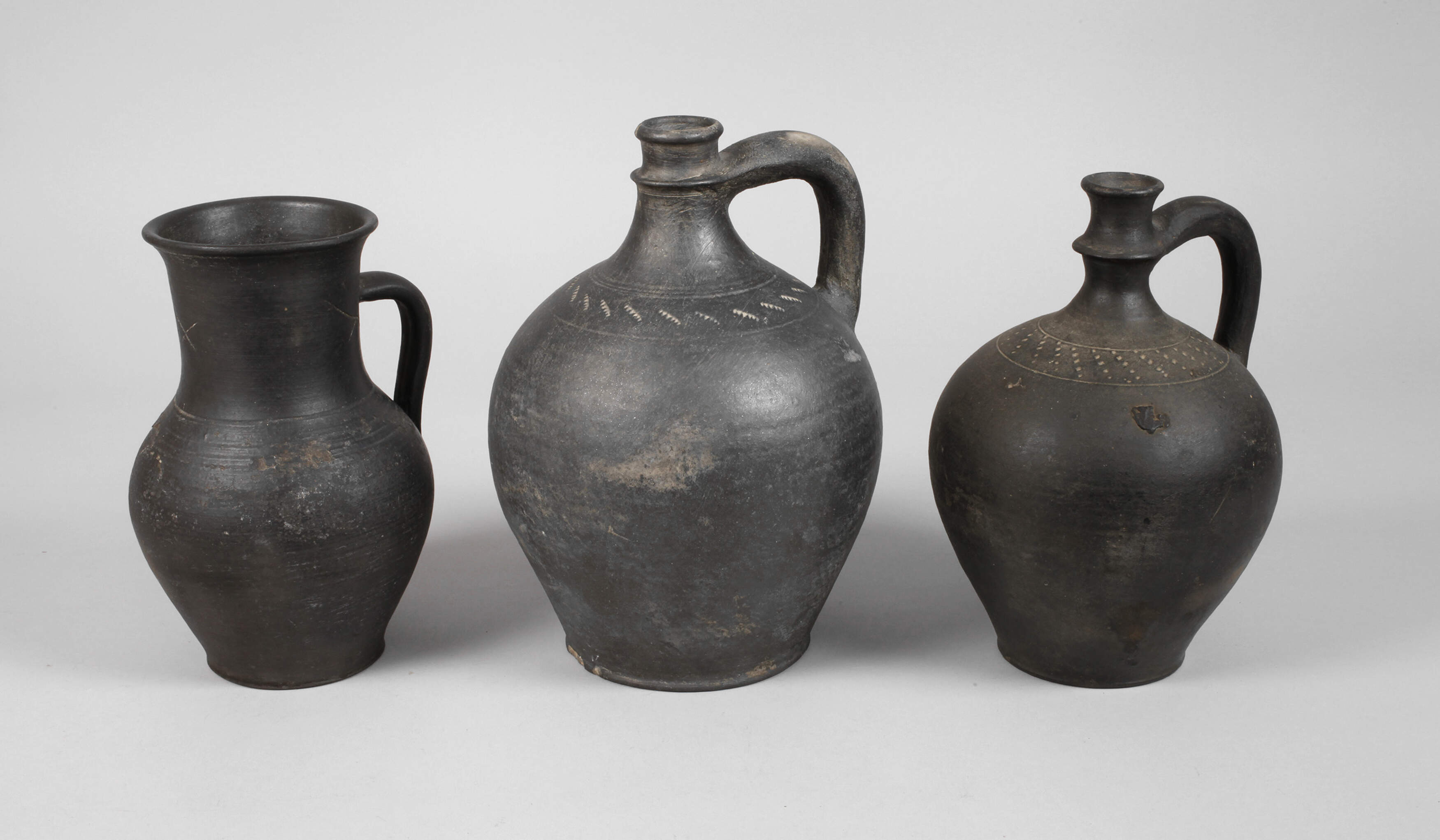 Drei Krüge "Schwarzgeschirr"