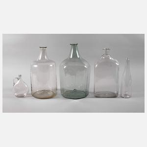 Fünf historische Glasflaschen
