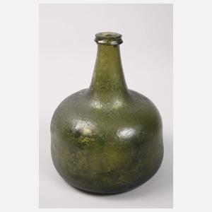 Drei historische Weinflaschen in Zwiebelform