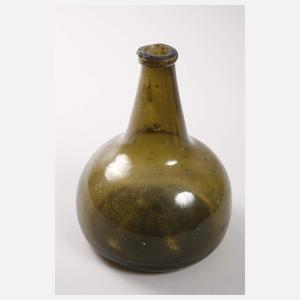 Drei historische Weinflaschen in Zwiebelform