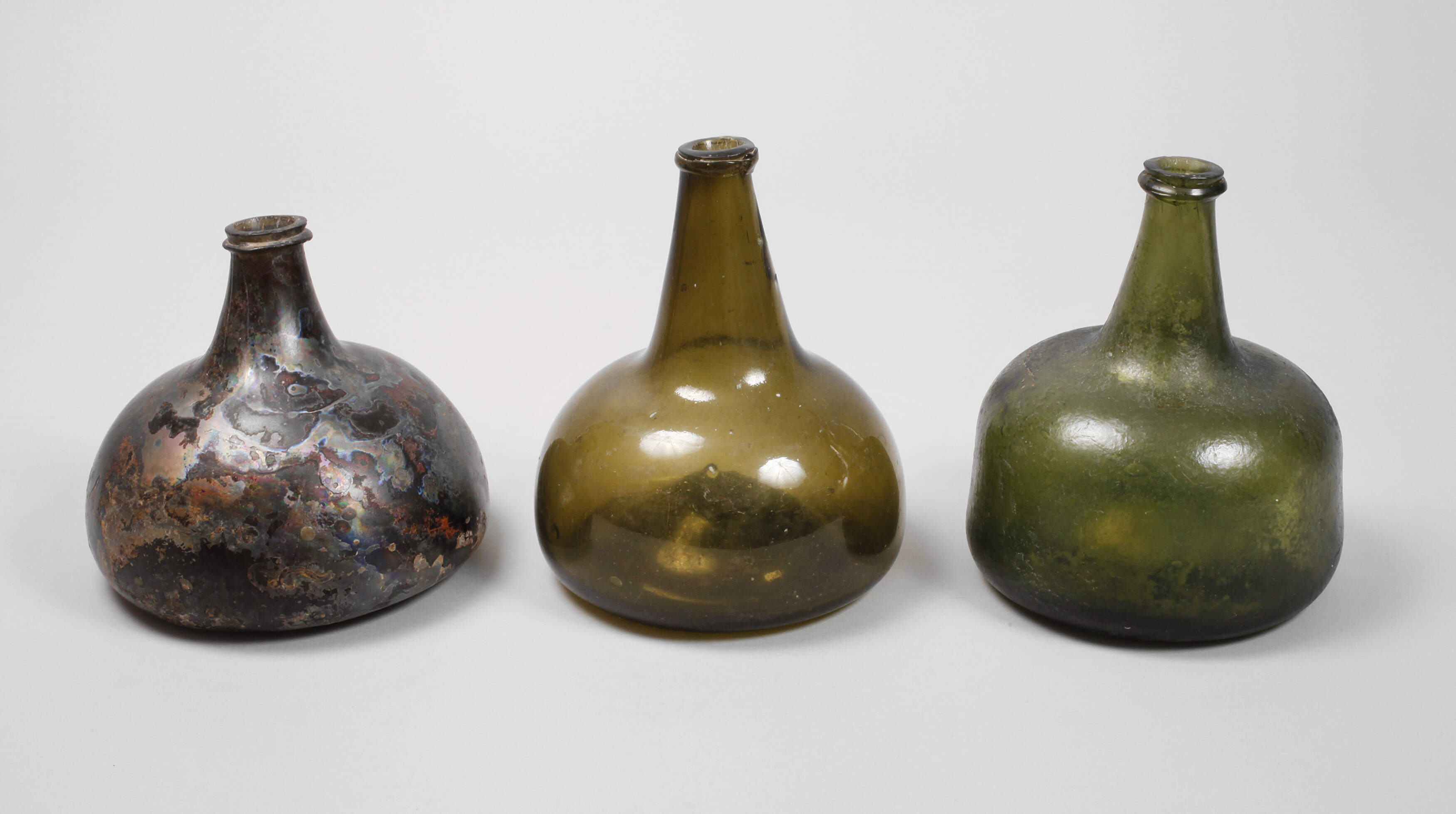 Drei historische Weinflaschen in Zwiebelform