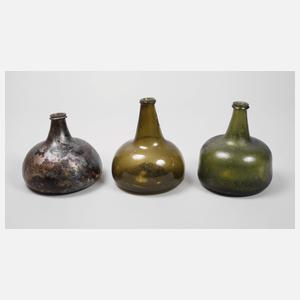 Drei historische Weinflaschen in Zwiebelform