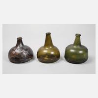 Drei historische Weinflaschen in Zwiebelform111