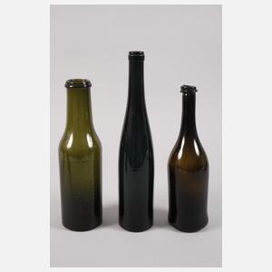 Elf historische Glasgefäße