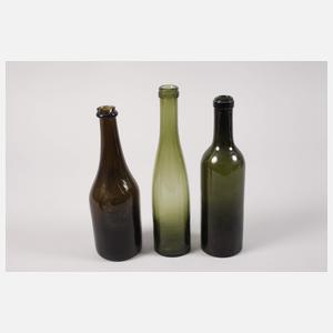 Elf historische Glasgefäße