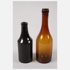 Elf historische Glasgefäße