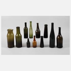 Elf historische Glasgefäße