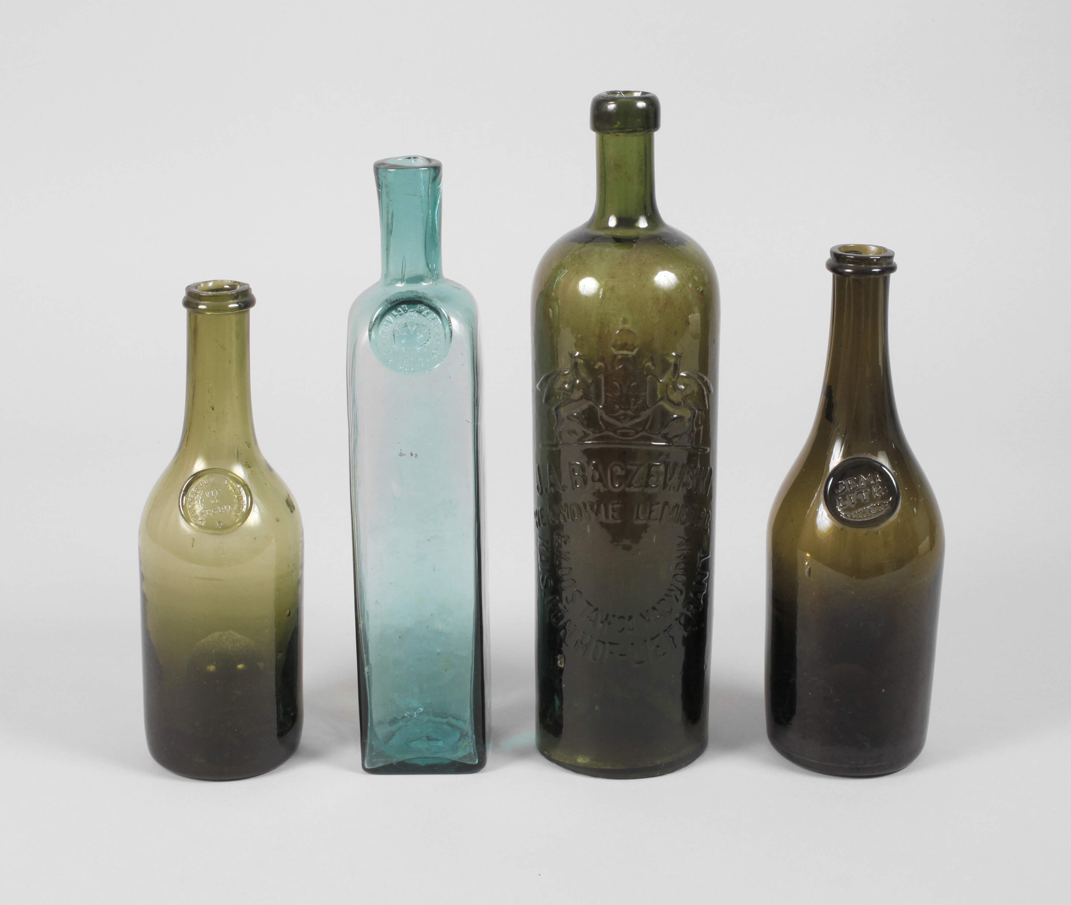 Vier historische Weinflaschen