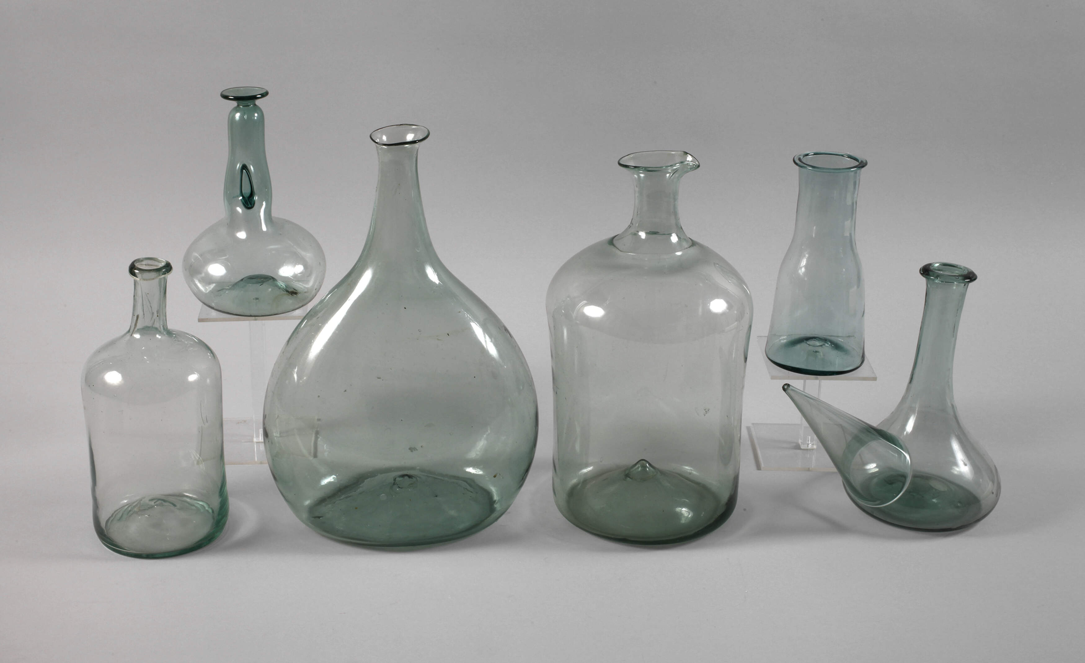 Sechs historische Glasgefäße