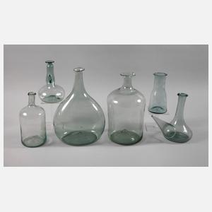 Sechs historische Glasgefäße