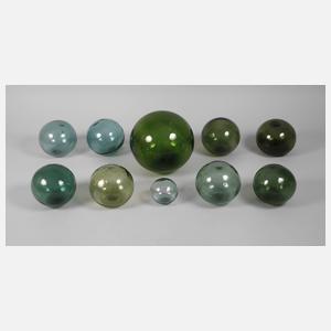 Zehn Glaskugeln für Fischernetze