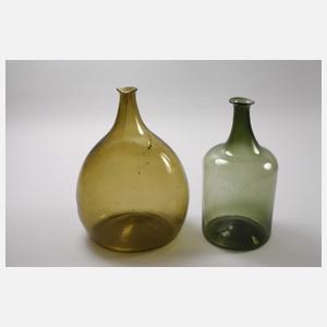 Neun historische Glasflaschen