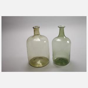 Neun historische Glasflaschen