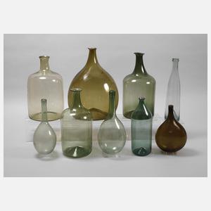 Neun historische Glasflaschen