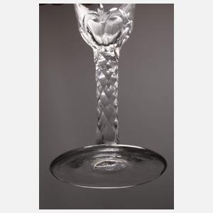 Geschnittenes klassizistisches Glas