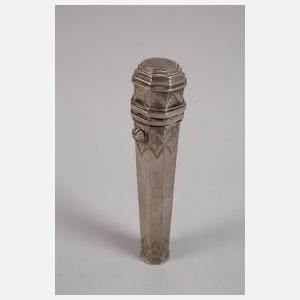 Zwei Zuckerzangen und ein Nadelbehälter