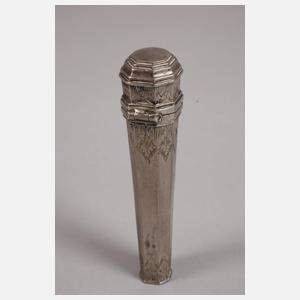 Zwei Zuckerzangen und ein Nadelbehälter