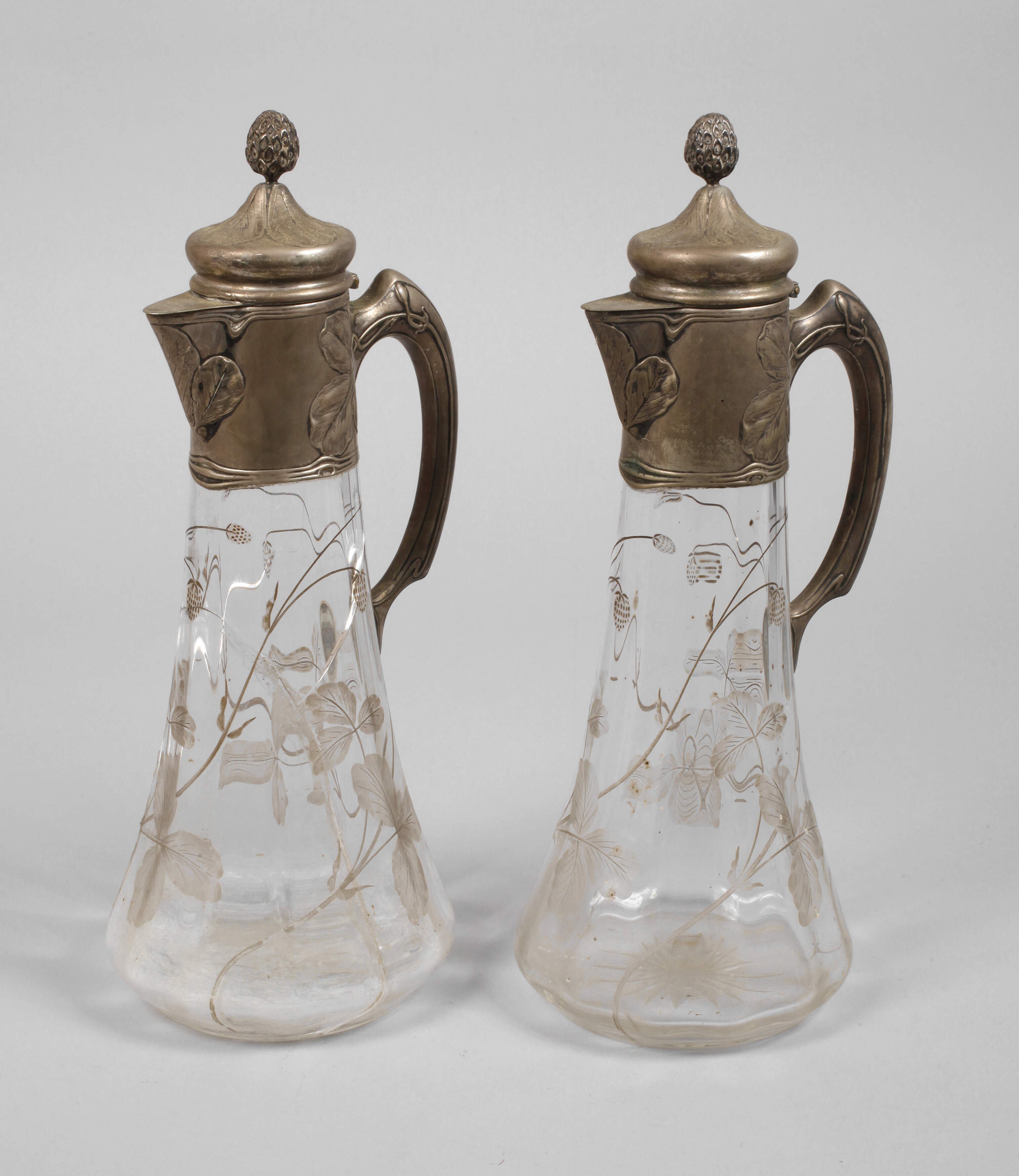 Zwei Karaffen mit Silbermontur