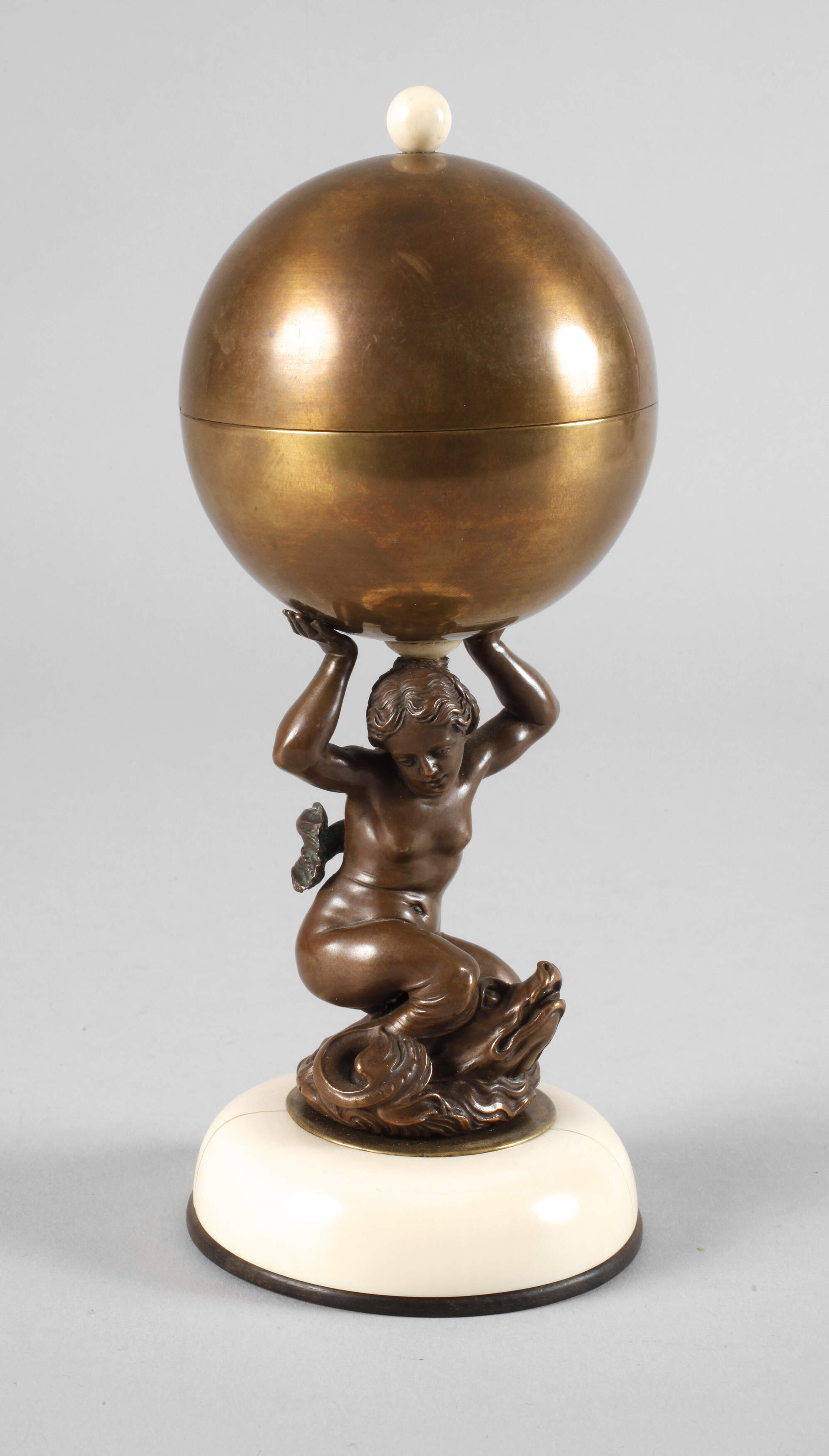 Nymphe mit Deckeldose