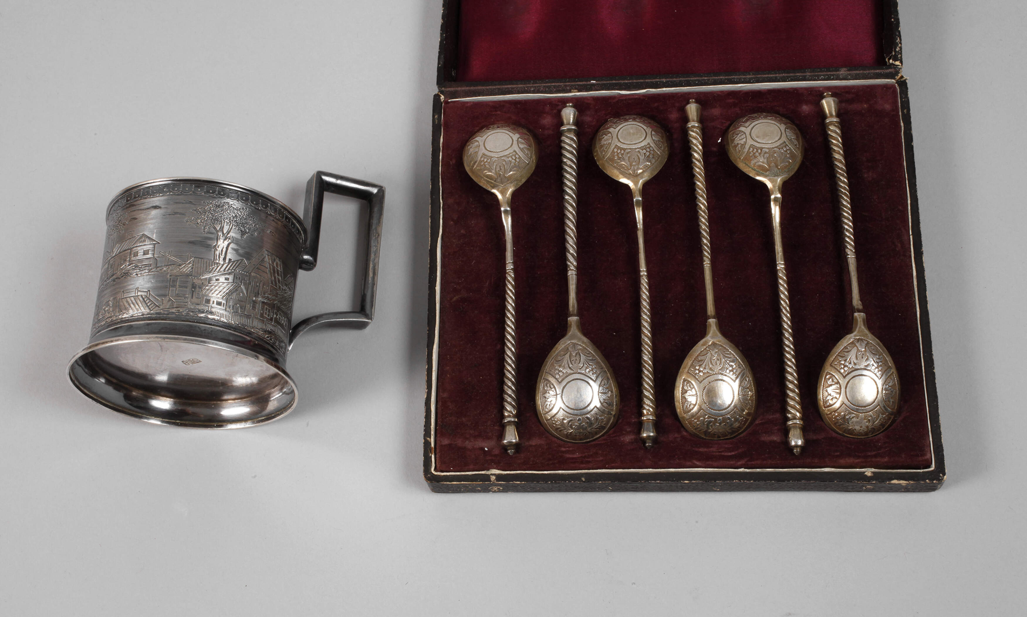 Sechs russische Löffel und Teeglashalter