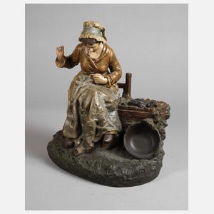Terrakottafigur Näherin mit Katze