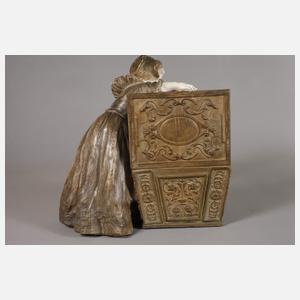 Goldscheider Wien Dame mit Truhe