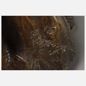 Goldscheider Wien Dame mit Truhe