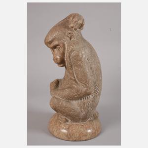 Großer sitzender Affe