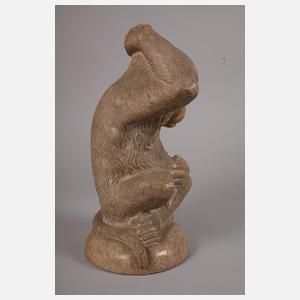 Großer sitzender Affe